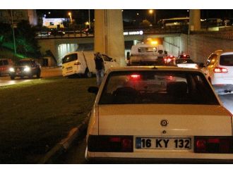 Minibüs Köprü Ayağına Çarptı: 1 Yaralı