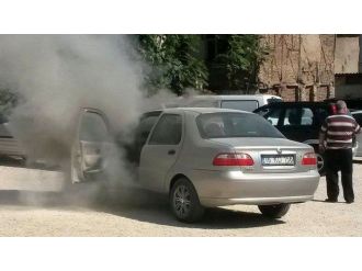 Otoparkta Alev Alan Otomobil Paniğe Sebep Oldu