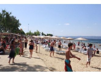 Körfez Plajlarında Havlu Sermeye Yer Kalmadı