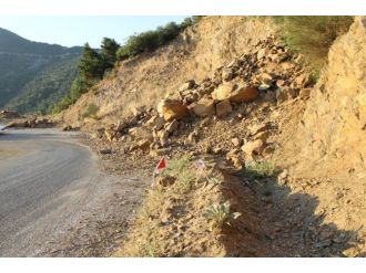 Gölcük Yolunda Heyelana Dikkat!