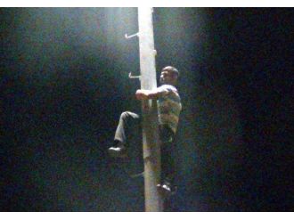 İşsiz Genç Elektrik Direğine Çıkarak İntihar Etmek İstedi