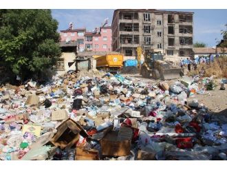 Elazığ’da Yaşlı Çiftin Ev Ve Bahçesinden 2 Kamyon Çöp Çıktı
