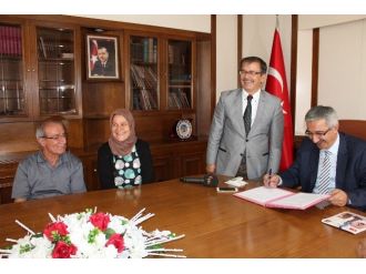 Emekli Şoför Ve Tuhafiyeci Çift Okul Yaptırıyor