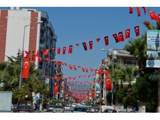 Turgutlu Belediyesi Sokakları Türk Bayrakları İle Donattı