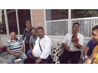 Sokakta Müzik Ziyafeti Vardı