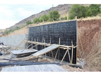 Heyelana Beton Duvarla Önlem Alındı