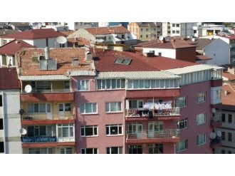 Apartman Çatısında Kopan Güneş Enerjisi Panelleri Faciaya Davetiye Çıkıyor