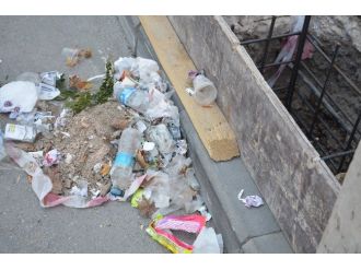 Çukurlar Çöp Kutusu Haline Geldi