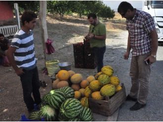 Bitlis’in Yol Kenarı Manavları Müşteri Bekliyor
