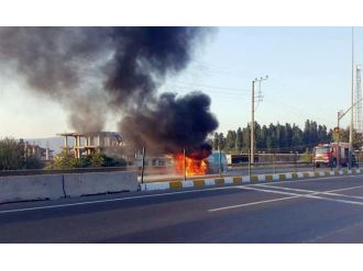 Seyir Halindeki Minibüs Alev Aldı