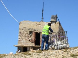 Uludağ’ın Zirvesindeki Dağcıların Sığınma Evine Helikopterli Onarım