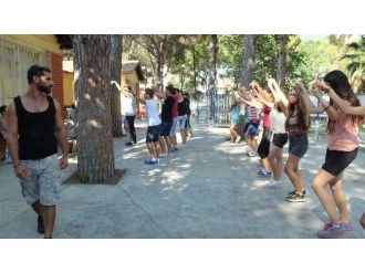 Burhaniye’de Folklorculara Tatil Yok