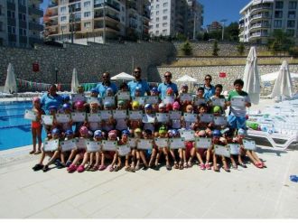 Minik Yüzücülerin Sertifika Heyecanı