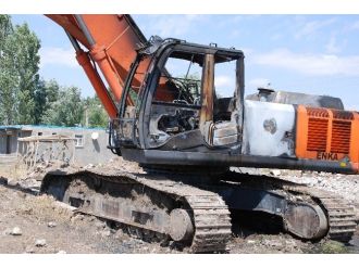 Ağrı’da Okul İnşaatındaki İş Makinası Ateşe Verildi