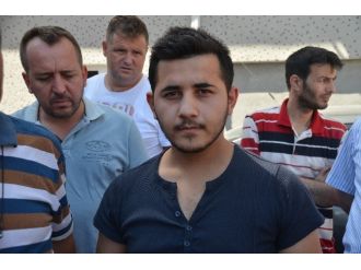 ’Dört Araç Yarış Yapıyordu, Orman Yangınını İzleyenlerin Arasına Daldı