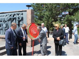 Chp Erzurum İl Başkanlığı Atatürk Anıtına Çelenk Sundu