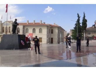 Polislere Çelenk Sunumunda ’Selamı Geç Verdin’ Cezası