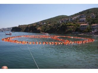 460 Kişi Denizde Barış Sembolü Oluşturdu, Rekorlar Kitabı’na Girdi