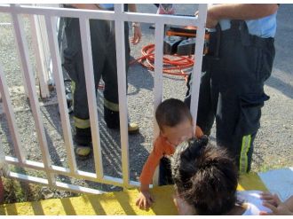 Başı Demir Parmaklıklara Sıkışan Çocuğu İtfaiye Kurtardı