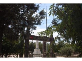 30 Ağustos Zafer Bayramında Şehitlik Bayraksız Kaldı