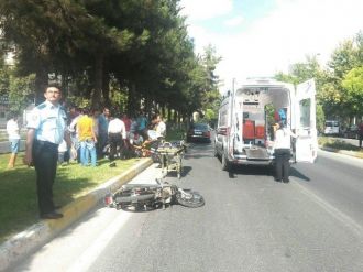 Tekerleği Patlayan Motosiklet Otomobile Çarptı: 1 Yaralı