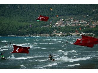 Sörfçüler 30 Ağustos’u Denizde Kutladı