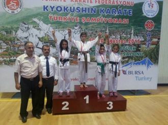 11 Yaşındaki Eylül Altın Madalya Sahibi Oldu