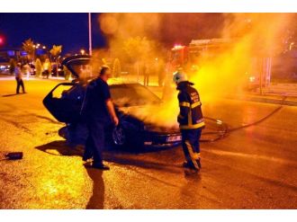 Seyir Halindeki Otomobilin Motor Kısmı Yandı