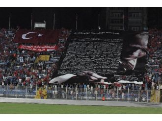 Adana Demirspor Taraftarlarından Atatürk’ün Gençliğe Hitabesi Pankartı