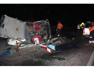 Düğün Dönüşü Zincirleme Kaza: 2 Ölü, 8 Yaralı