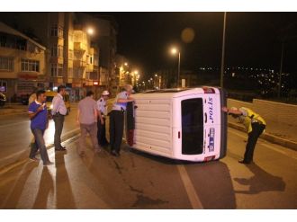 Polis Otosu Devrildi: 1 Polis Yaralı