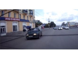 Otomobil Yayayı Havaya Uçurdu