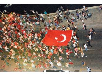 Ayvalık’ta Binlerce İnsan Fener Alayına Katıldı