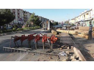 Tomruk Yüklü Tır Devrildi İş Yerleri Zarar Gördü