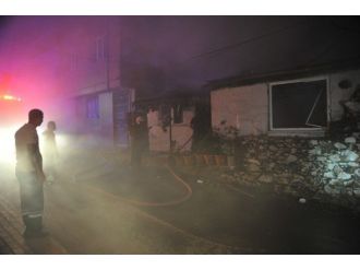 Ahşap Ev Yangından Kül Oldu