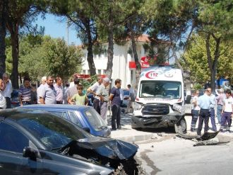 Lapseki’de Otomobil Ambulansla Çarpıştı
