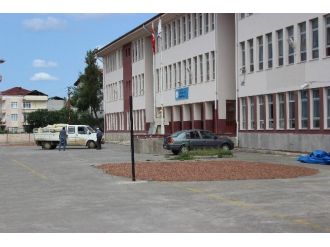 Okul Bahçesi Fındık Harmanı Oldu