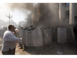 Ukrayna Parlamentosu Önünde Çatışma: 1 Ölü, 100 Yaralı