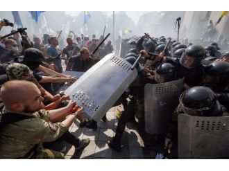 Parlamento Binası Önünde Çatışma: 1 Ölü, 100 Yaralı