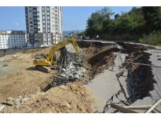 Fatsa’da Heyelan Meydana Gelen Yol Onarılıyor