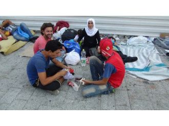 Binlerce Suriyeli Mülteci Almanya’ya Gitme Mücadelesi Veriyor