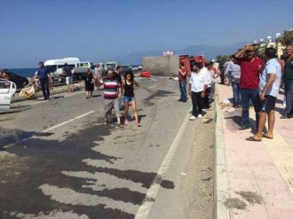 Lastiği Patlayan Otomobil Tır’la Çarpıştı: 4 Yaralı