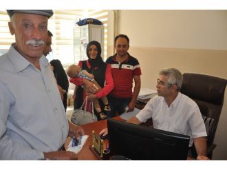 Kundaktaki Bebeğiyle Halk Eğitim Merkezi’ne Kayıt Oldu