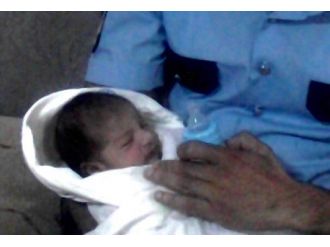 Kocasının Kabul Etmediği 1 Haftalık Bebeğini Sokağa Terk Etti