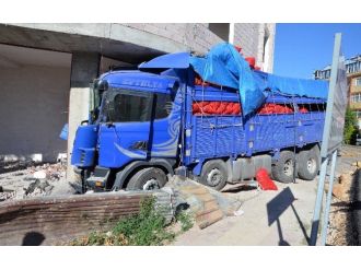 Biber Yüklü Kamyon İnşaata Girdi