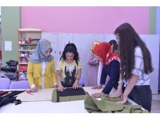 Kadınlar Hem Öğreniyor Hem De Tasarlıyor