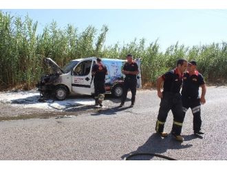 Servis Aracı Aniden Alev Alıp Yandı