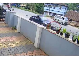 Otomobil Motosikletliyi Metrelerce Sürükledi