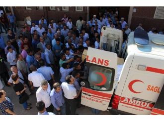 Pkk’lıların Öldürdüğü Doktor Ağıtlarla Defnedildi