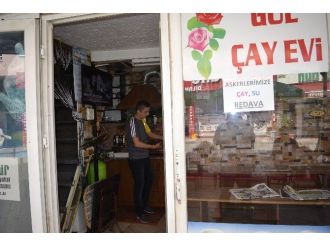 Asker Ve Şehit Ailelerine Çay İle Su Bedava